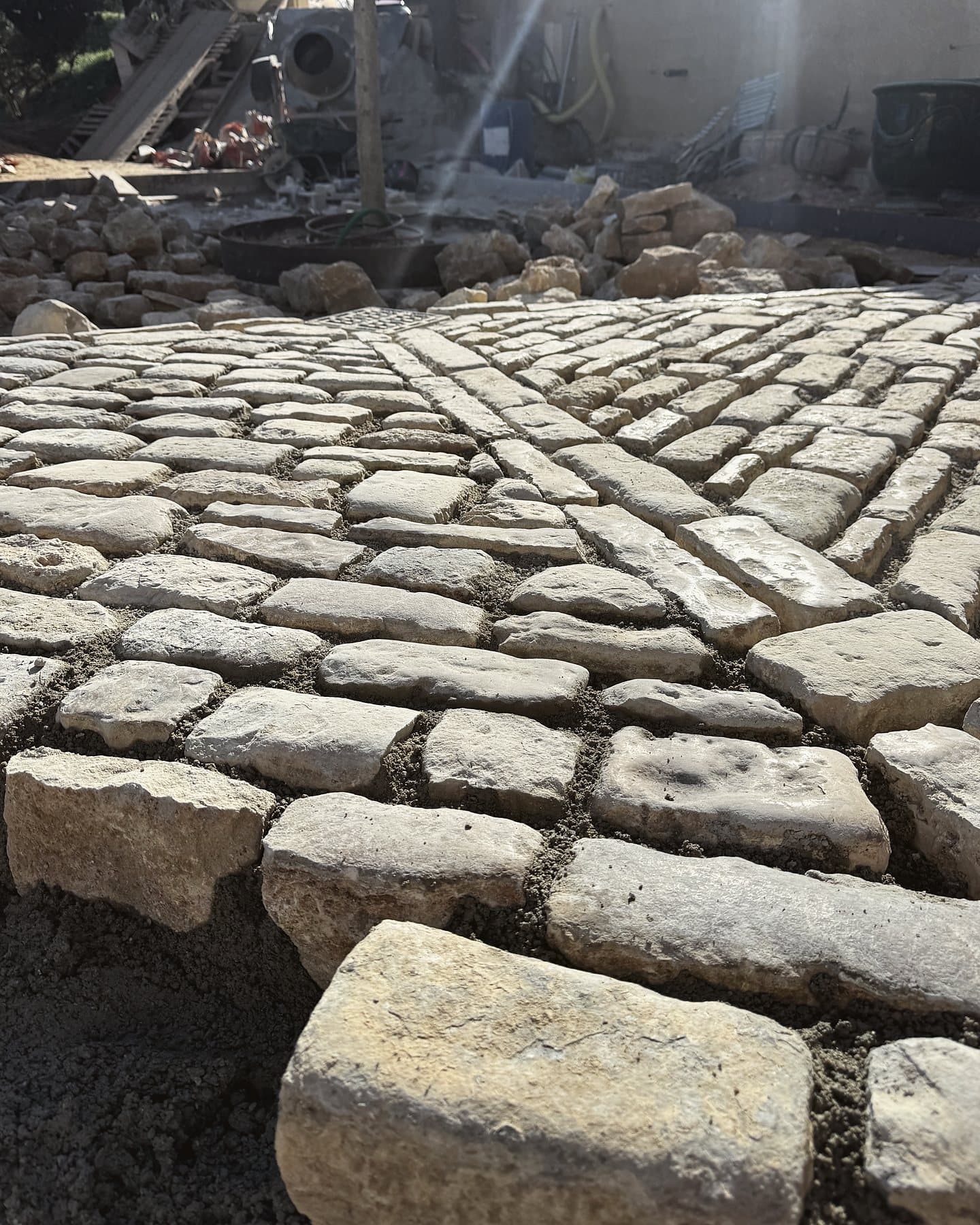 Pavés d'écurie de récupération — pose extérieure, pose scellée, Cour en pavés d'écurie, Beaumes-de-Venise (84), vue 6 — AG SOLS