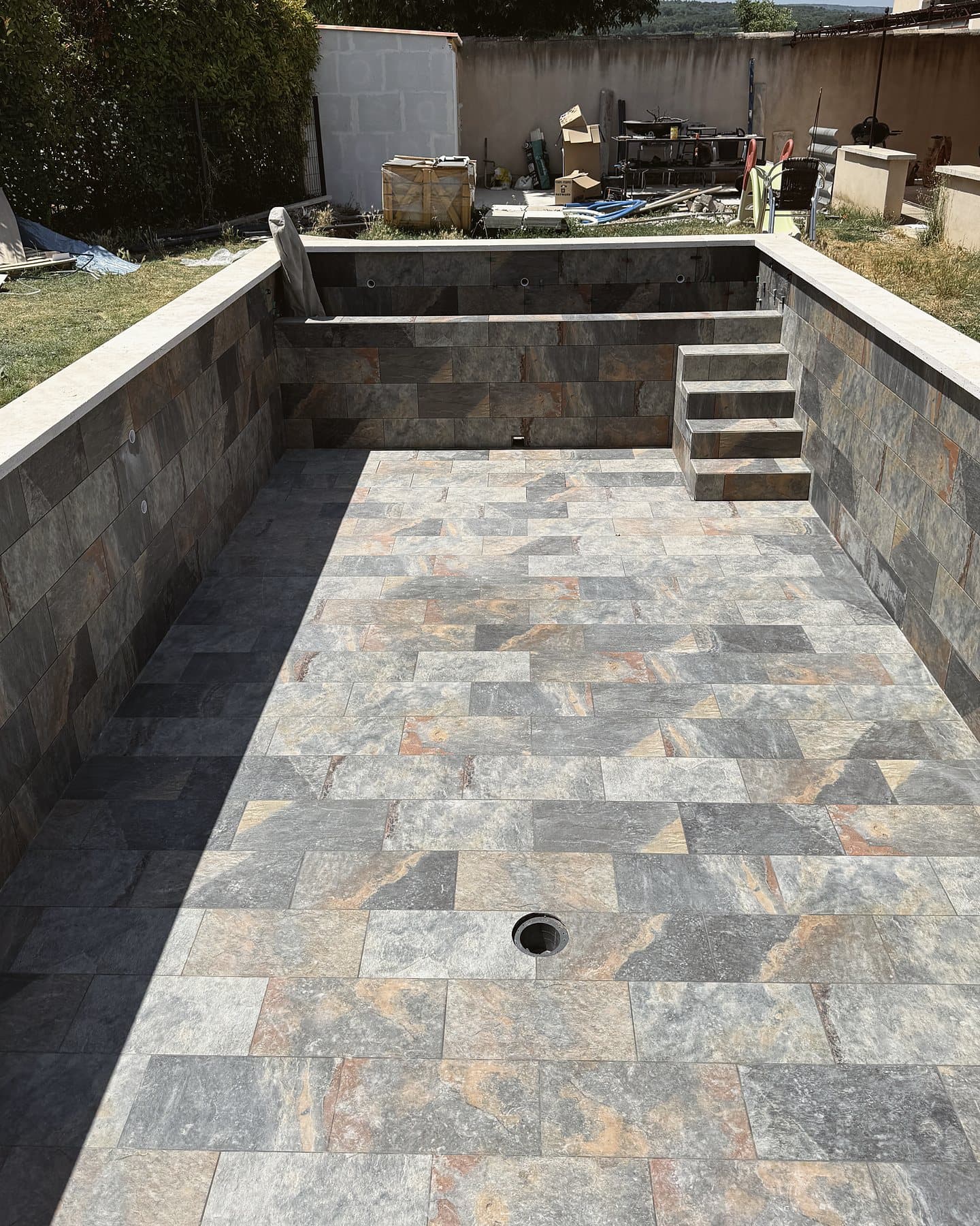 Carrelage 40 × 60 imitation Bali — pose en bassin, pose collée, Piscine en imitation pierre de Bali, Bonnieux (84) — AG SOLS