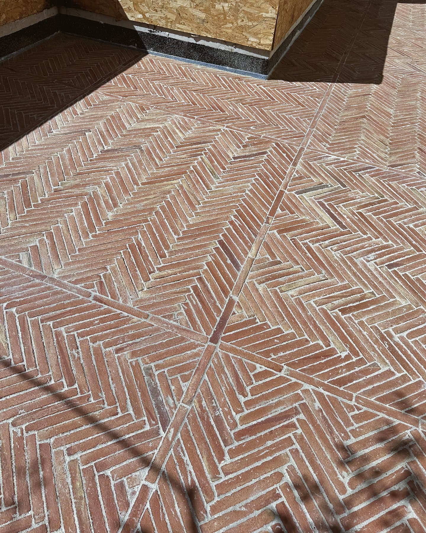 Parefeuilles briquettes — pose en chevrons, pose collée, Villa, parefeuilles en chevrons, Saint-Jean-Cap-Ferrat (06), vue 3 — AG SOLS