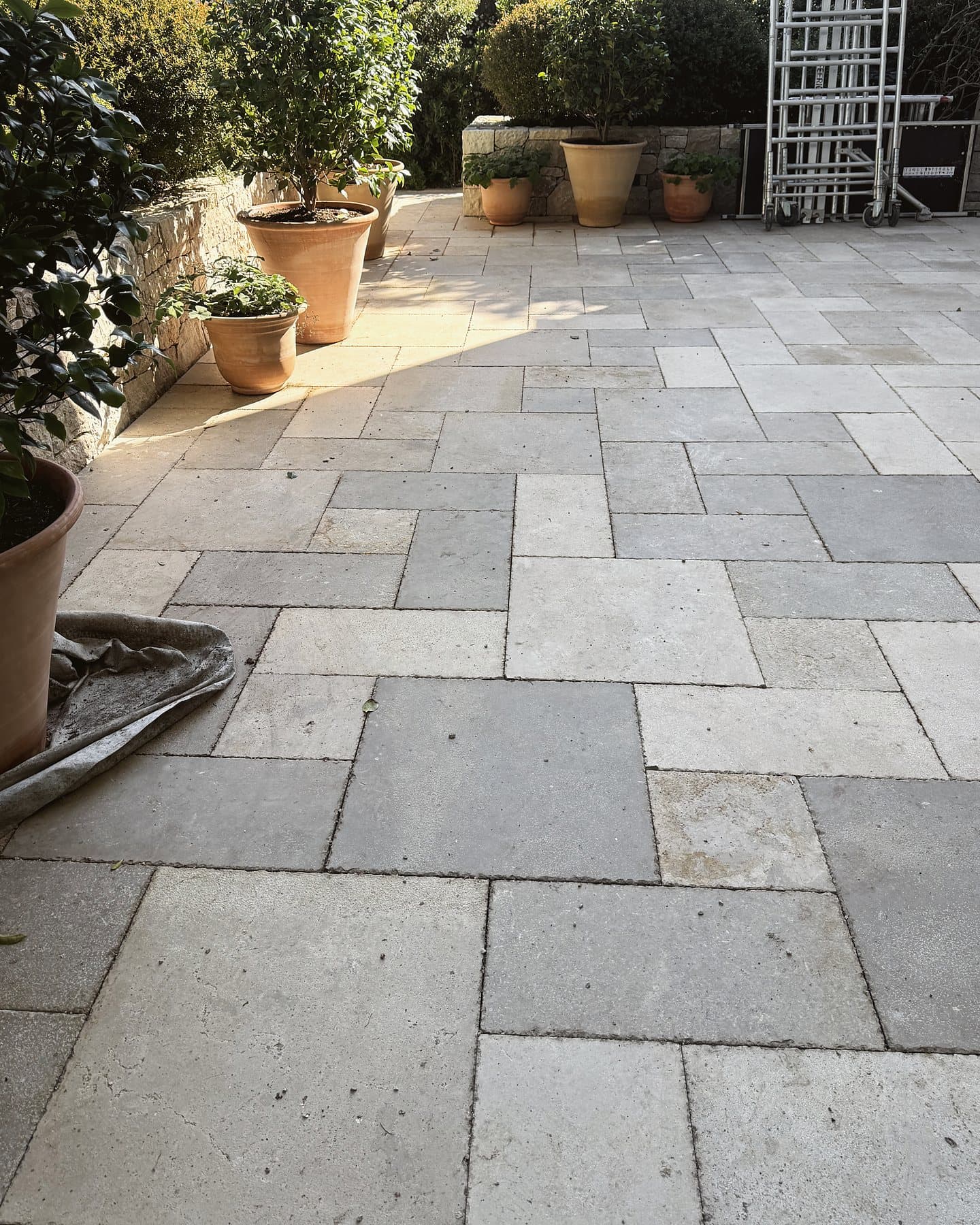 Pierre de la Turbie, 4 cm — opus selon calepin d'architecte, pose collée, Villa, opus en pierre de la Turbie, Saint-Jean-Cap-Ferrat (06), vue 4 — AG SOLS
