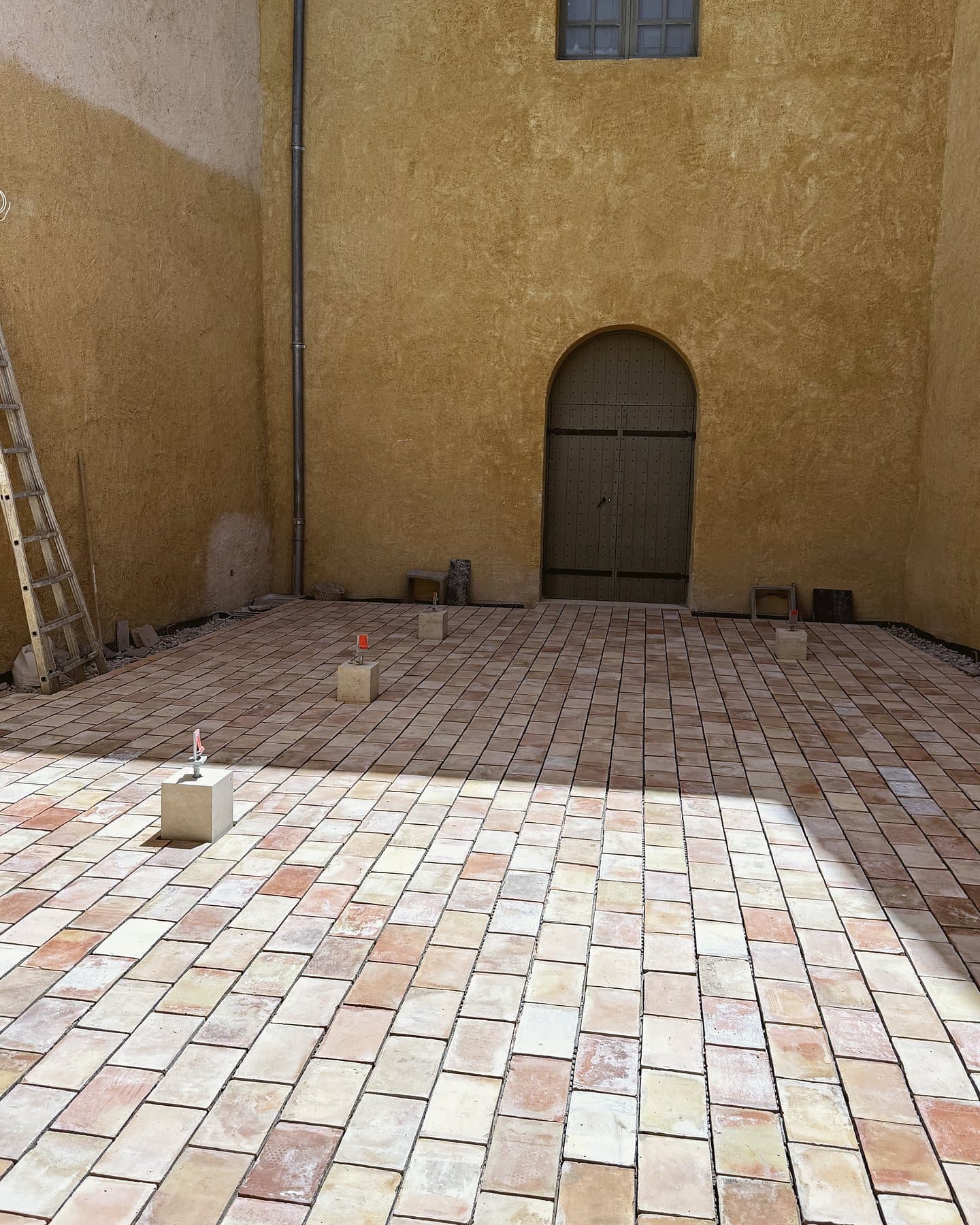 Parefeuilles — pose en extérieur, cour du château, pose scellée, Château du Seuil, cour en parefeuilles, Aix-en-Provence (13) — AG SOLS