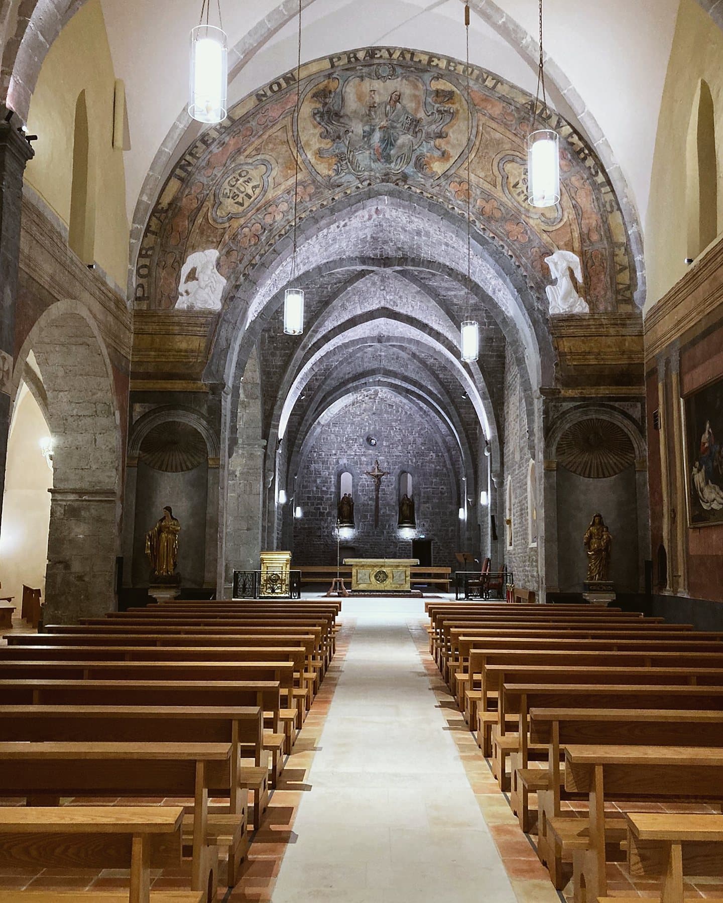 Terres cuites 15 × 15 et 30 × 30 — pose droite à joints réguliers, pose scellée à la chaux, Église Saint-Jean, la nef, La Valette-du-Var (83) (Monument Historique) — AG SOLS