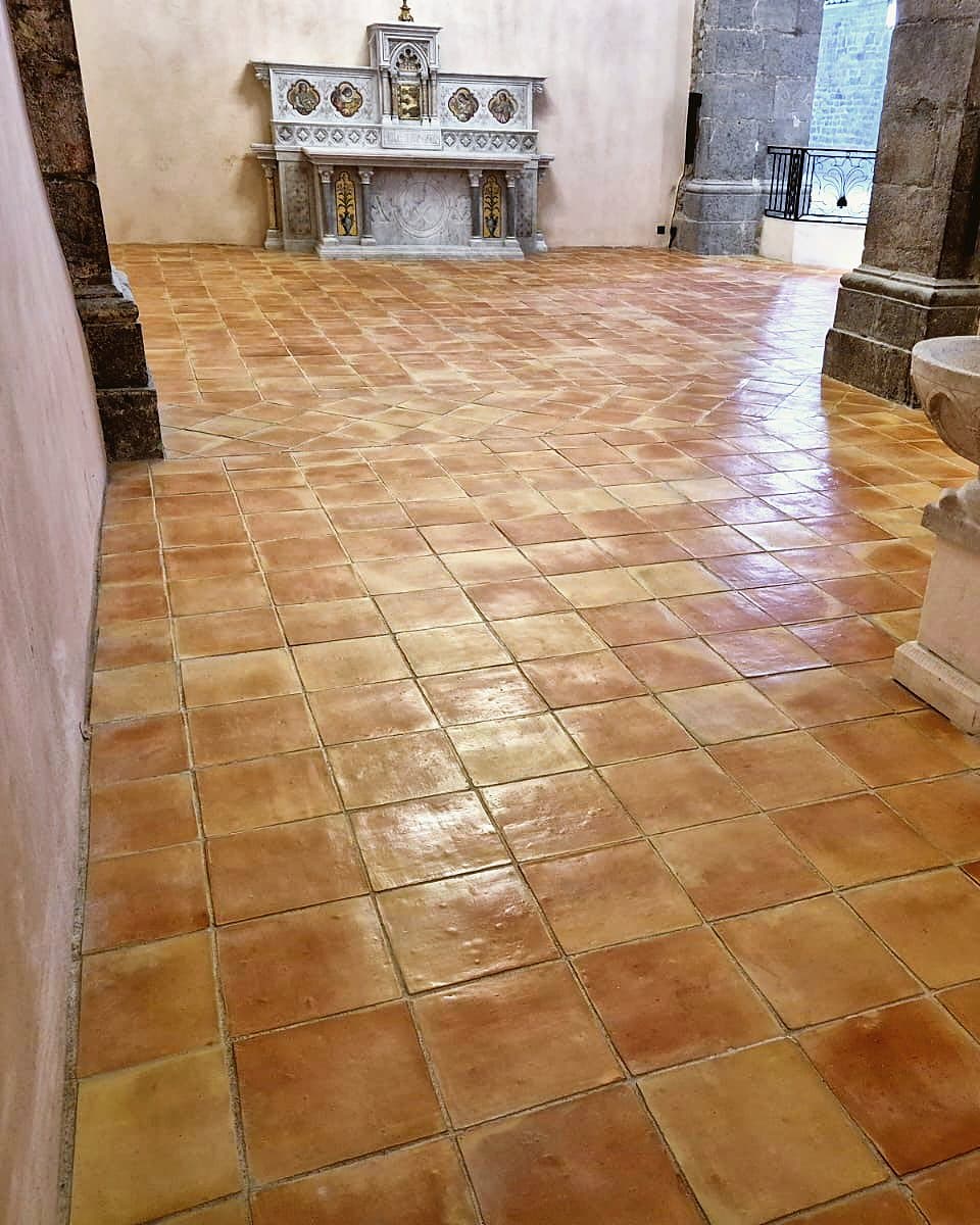 Terres cuites 15 × 15 et 30 × 30 — pose droite à joints réguliers, pose scellée à la chaux, Église Saint-Jean, la nef, La Valette-du-Var (83) (Monument Historique), vue 3 — AG SOLS