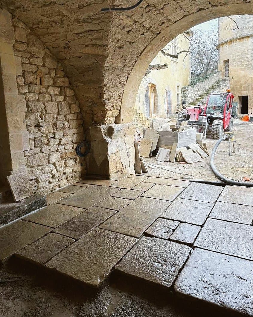 Pierre de récupération — création d'un calepin sur mesure, pose scellée à la chaux, Bastide, calepin en pierre de récupération, Ménerbes (84) — AG SOLS