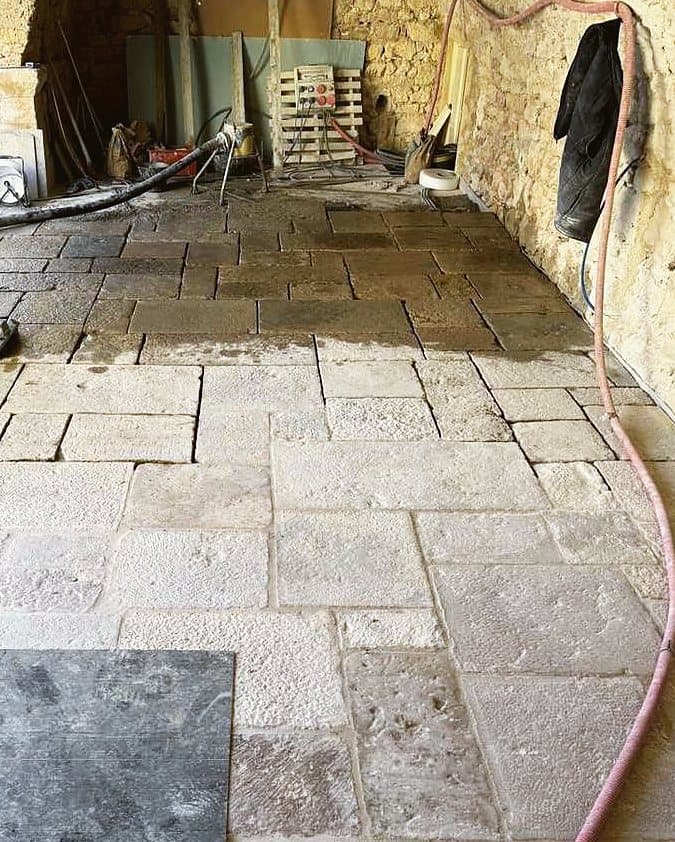 Pierre de récupération — création d'un calepin sur mesure, pose scellée à la chaux, Bastide, calepin en pierre de récupération, Ménerbes (84), vue 3 — AG SOLS
