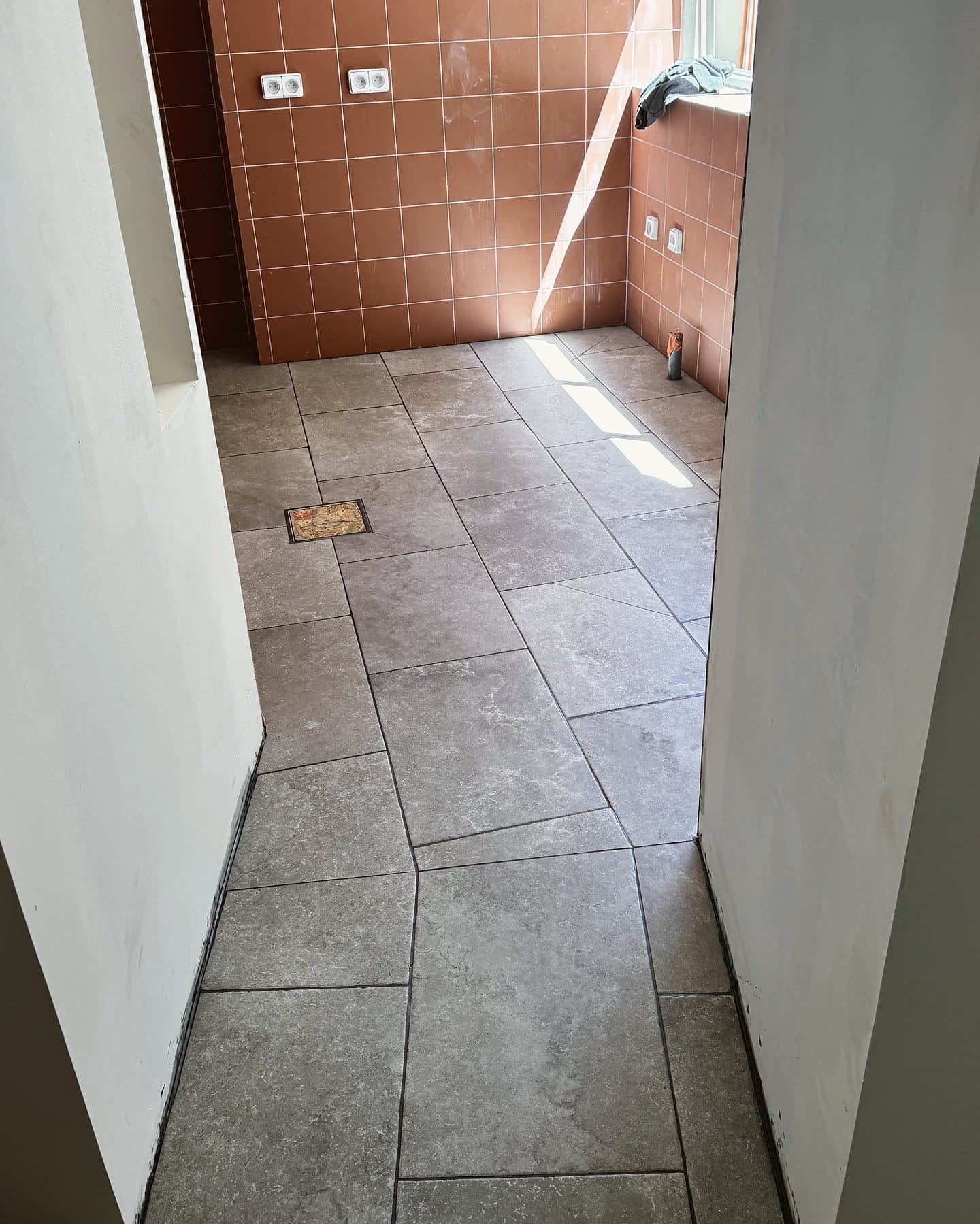 Carrelage antidérapant et faïence 20 × 20 — pointes de diamant, pose collée, Restaurant La Cabane, Villeneuve-lès-Avignon, vue 3 — AG SOLS